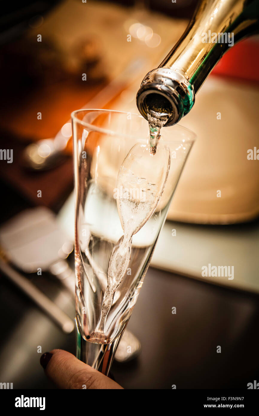 Une coulée de verre de champagne dans une belle Banque D'Images