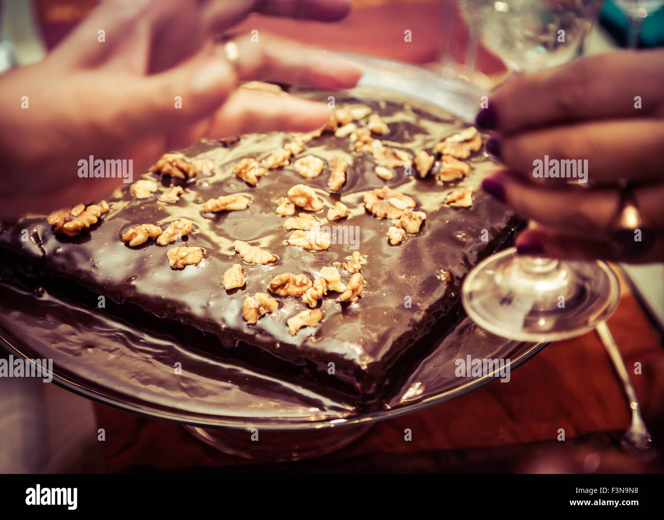 Une belle au caramel avec le verre à champagne juste en dehors du cadre Banque D'Images