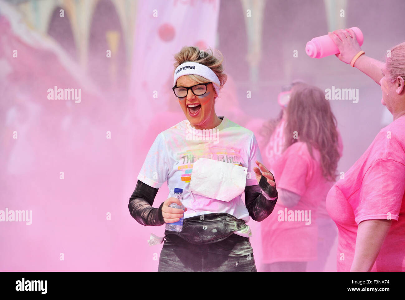 Brighton Sussex UK Samedi 10 Octobre 2015 - Des milliers de personnes prennent part à l'assemblée annuelle de l'événement Color Run sur le front de mer de Brighton aujourd'hui où ils se couvrent en poudre colorée qu'ils dirigent le cours 5k . Le terme connu sous le nom de 'Happy' est une célébration de la santé le bonheur l'individualité et de redonner à la communauté Crédit : Simon Dack/Alamy Live News Banque D'Images