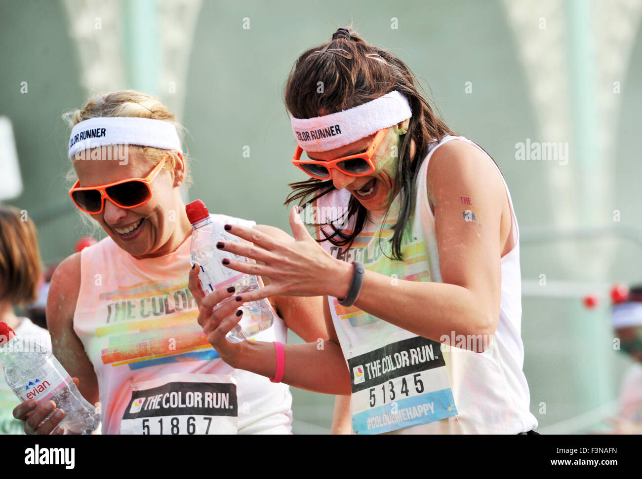 Brighton Sussex UK Samedi 10 Octobre 2015 - Des milliers de personnes prennent part à l'assemblée annuelle de l'événement Color Run sur le front de mer de Brighton aujourd'hui où ils se couvrent en poudre colorée qu'ils dirigent le cours 5k . Le terme connu sous le nom de 'Happy' est une célébration de la santé le bonheur l'individualité et de redonner à la communauté Crédit : Simon Dack/Alamy Live News Banque D'Images