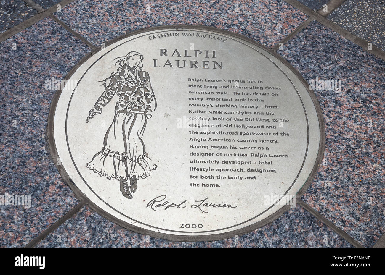 Un trottoir plaque honorant designer Ralph Lauren Mode sur le Walk of Fame, la ville de New York. Banque D'Images