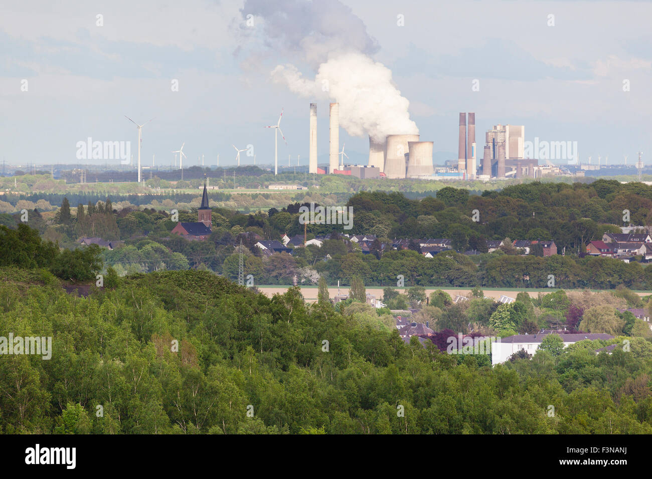 Vue depuis un terril sur Paysage rural dans un pays lointain la vapeur centrale à charbon entouré par les éoliennes. Banque D'Images