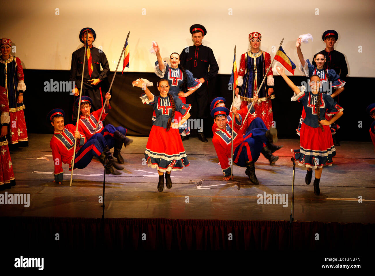 Groupe de danseurs folkloriques russes Kozak (cosaque), spectacle en direct au cinéma 'MAROYLA'. Myrina, Lemnos, Grèce. Banque D'Images