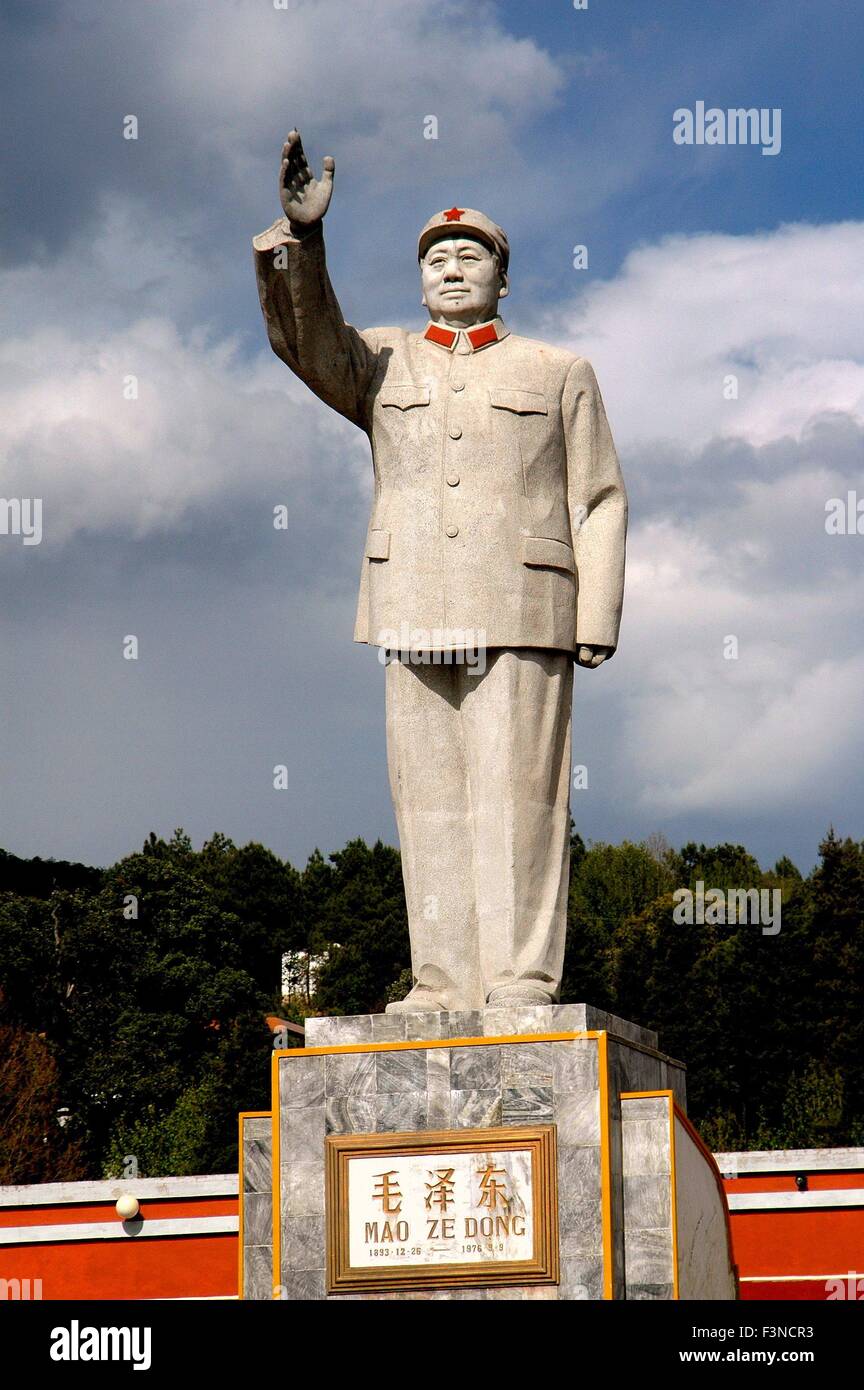 Lijiang, Chine : un plus grand-thanlife statue du président Mao Zedong au Lijiang Centre d'échange culturel Place du Théâtre Banque D'Images