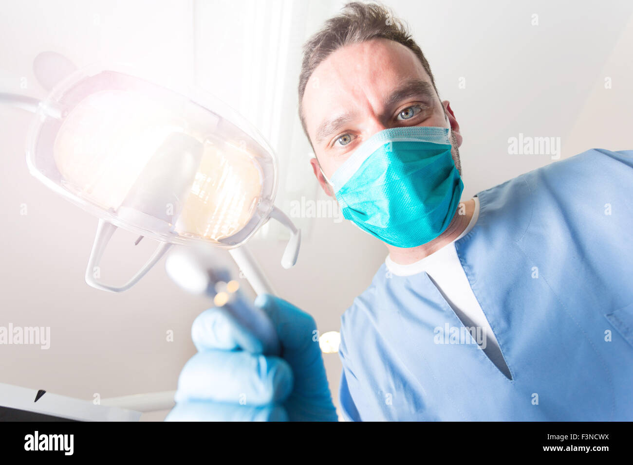 Point de vue d'un patient d'un dentiste au travail Banque D'Images