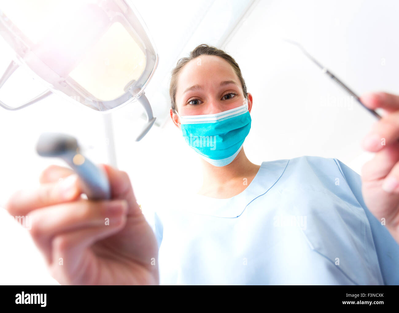 Point de vue d'un patient d'un dentiste au travail Banque D'Images