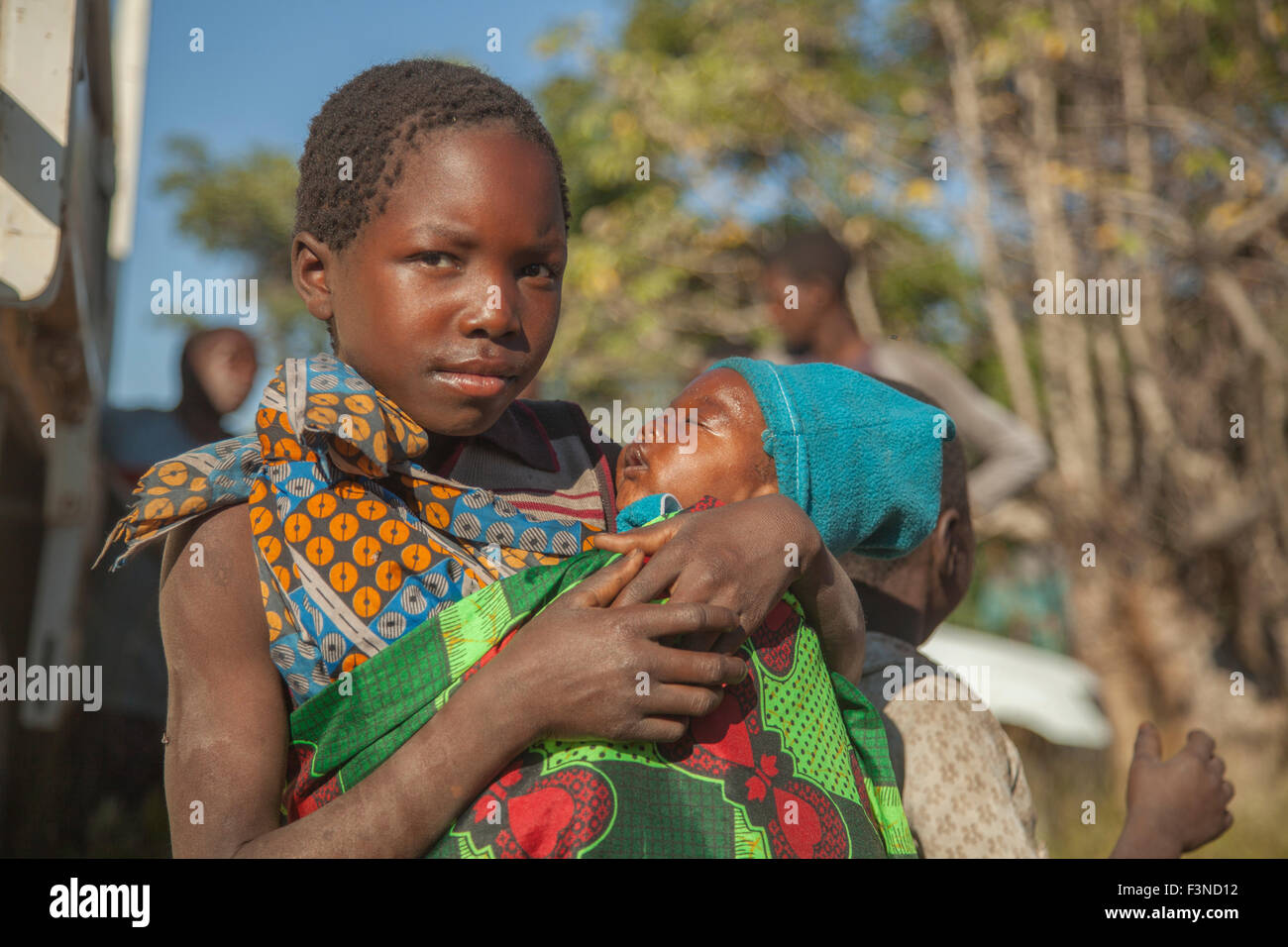 Jeune fille africaine avec new born baby Banque D'Images