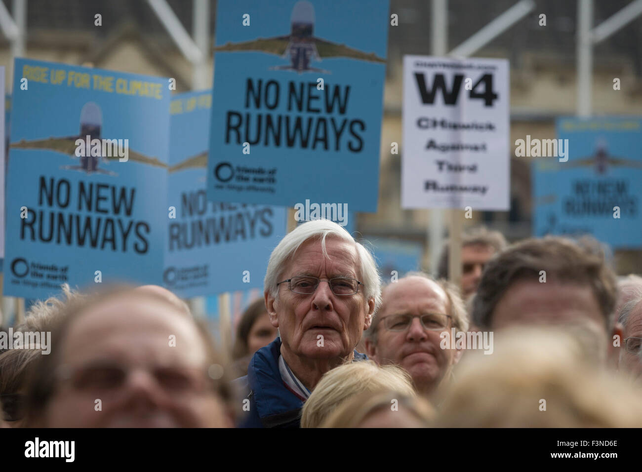 Londres 10 octobre 2015 : les classes moyennes blanches se sont réunis à la place du Parlement pour protester contre le projet d'une troisième piste à l'aéroport d'Heathrow - brûlure, disent-ils, des milliers de maisons à Londres's aviation hub - especiially les trajectoires de vol à l'ouest de la capitale. Au cœur de la manifestation ont été les deux candidats à la mairie de Londres : le parti conservateur Zac Goldsmith et du travail de Saqique Khan. Richard Baker / Alamy Live News. Banque D'Images