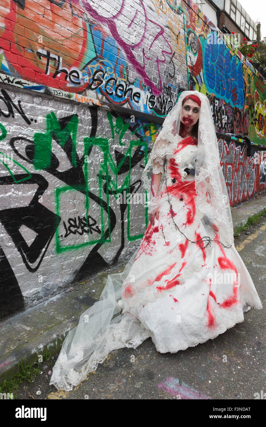 Londres, Royaume-Uni. 10/10/2015. Zombie Day 2015 World à Londres. L'événement vise à amasser des fonds pour la charité Broadway St Mungo's pour aider à améliorer la qualité de vie des personnes sans domicile. Crédit : Images éclatantes/Alamy Live News Banque D'Images