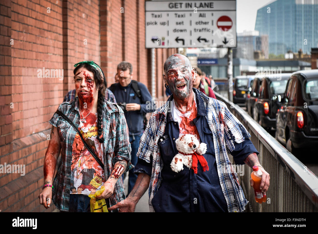 Waterloo, Londres. 10 octobre, 2015. Désireux zombies impatients de rejoindre leurs amis morts-vivants en vue de leur Journée mondiale annuelle de Zombie shuffle et shamble. Photographe : Gordon 1928/Alamy Live News Banque D'Images