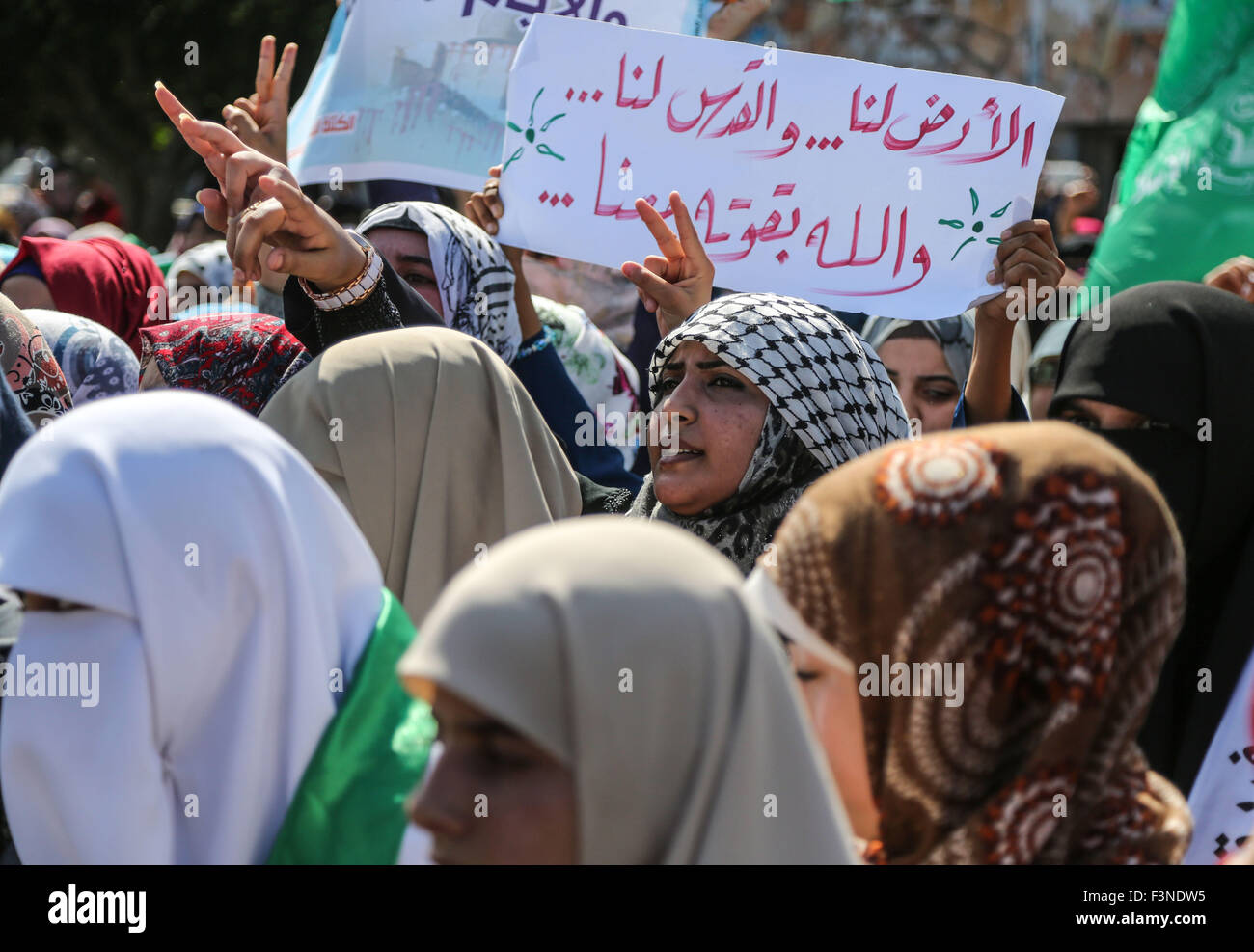 La bande de Gaza. 10 Oct, 2015. Des manifestantes palestiniennes tenir des pancartes au cours d'une manifestation à l'appui des Palestiniens en Cisjordanie, dans la ville de Gaza le 10 octobre 2015. Credit : Wissam Nassar/Xinhua/Alamy Live News Banque D'Images