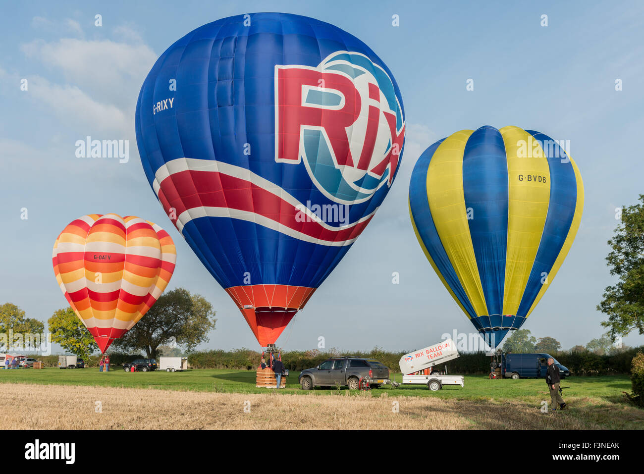 Thornton Dale, North Yorkshire, UK. 10 Oct, 2015. Samedi 10 septembre, octobre 2015. Duncan pilotes Lambert et Alex Smith et Graham Holtam se préparent à décoller de Grundon Haut ferme, Thornton Dale, North Yorkshire, UK. Le Ballon d'automne Pennine club Ballon d'or. Crédit : Richard Burdon/Alamy Live News Banque D'Images