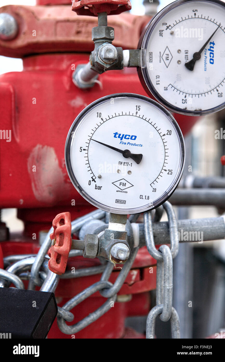Close up de soupape et au système d'arroseuses de feu de bâtiment industriel à Beit Shemesh, près de Jérusalem, Israël Banque D'Images