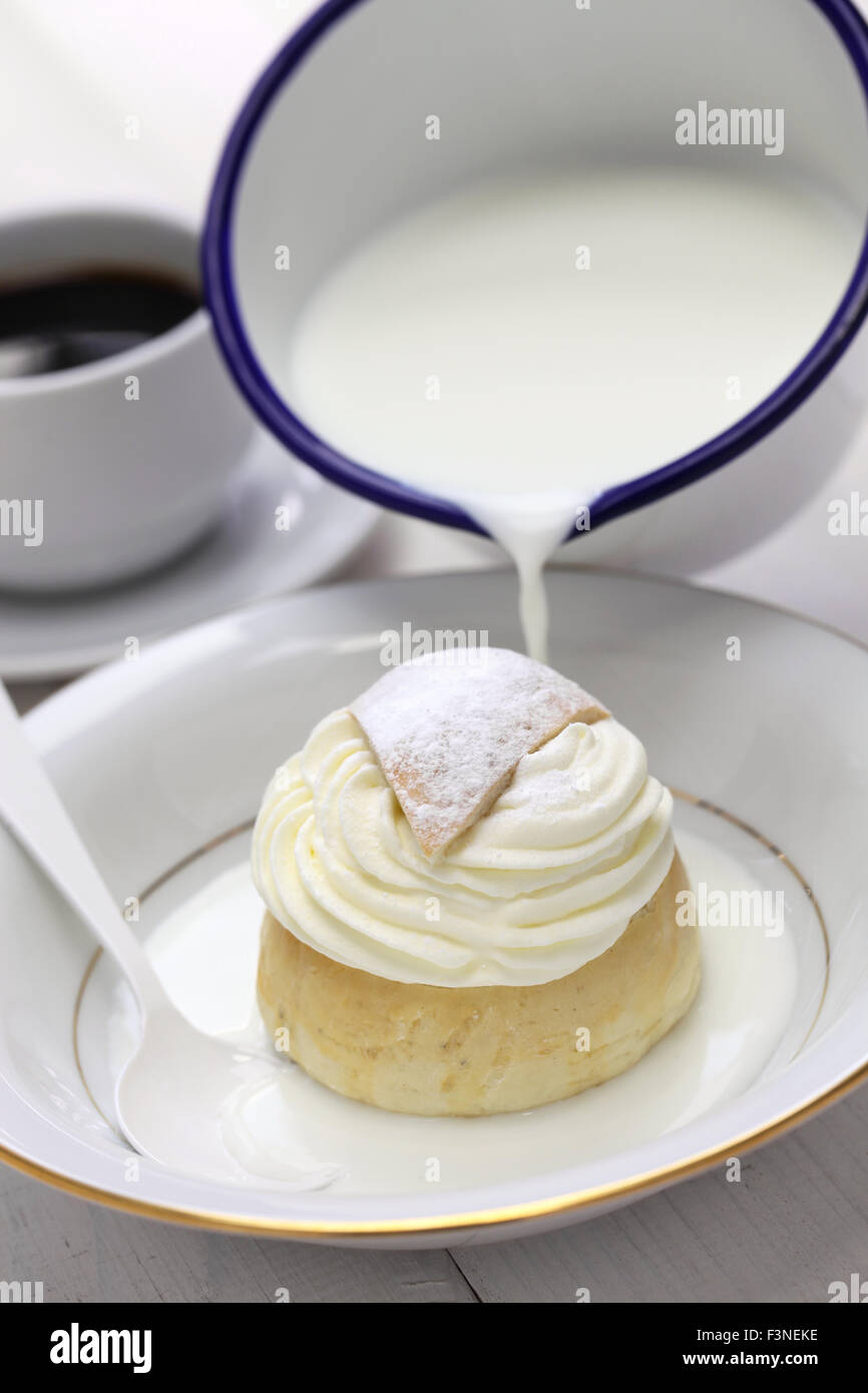 Semla dans un bol de lait chaud, hetvagg Banque D'Images