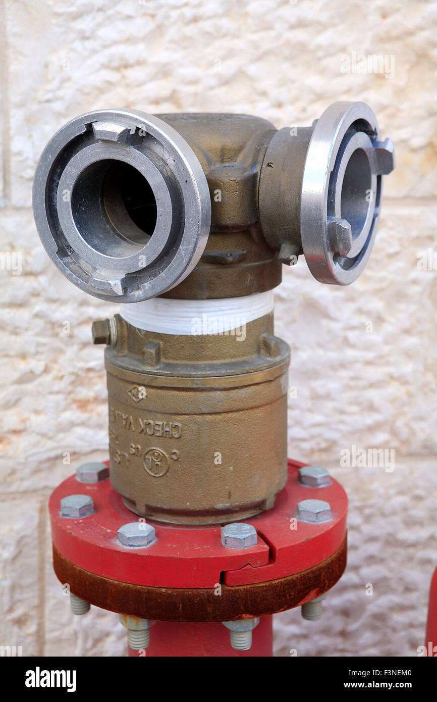 La vanne d'entrée de montage à sec pour l'approvisionnement en eau au bâtiment industriel à Beit Shemesh, près de Jérusalem, Israël Banque D'Images