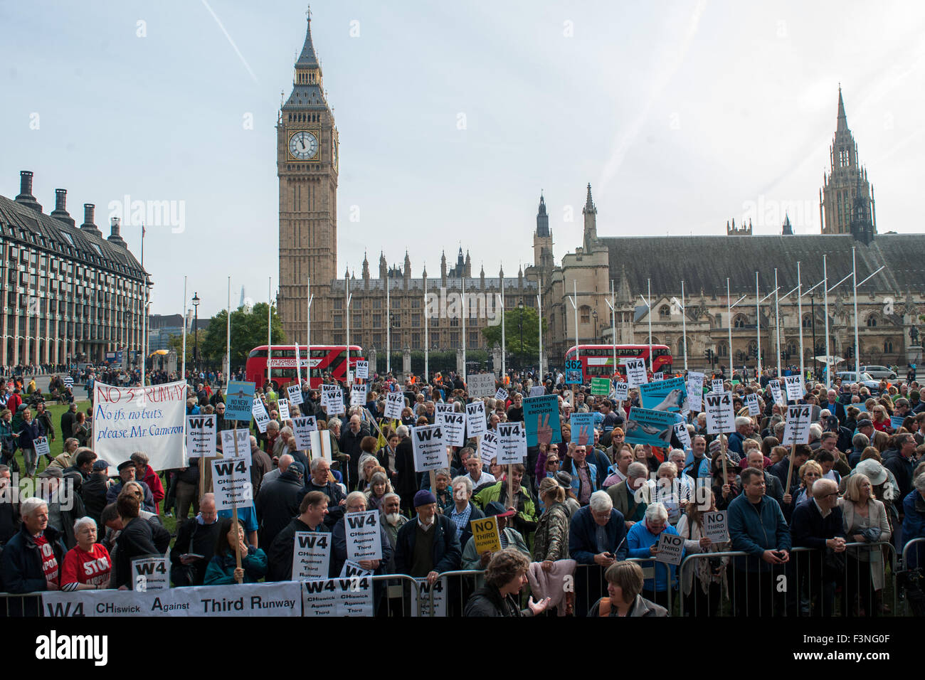Londres, Royaume-Uni. 10 octobre, 2015. Des centaines de militants tenant des pancartes et des banderoles au cours de l'absence d'une troisième piste à Heathrow protestation tenue à la place du Parlement. Credit : Pete Maclaine/Alamy Live News Banque D'Images