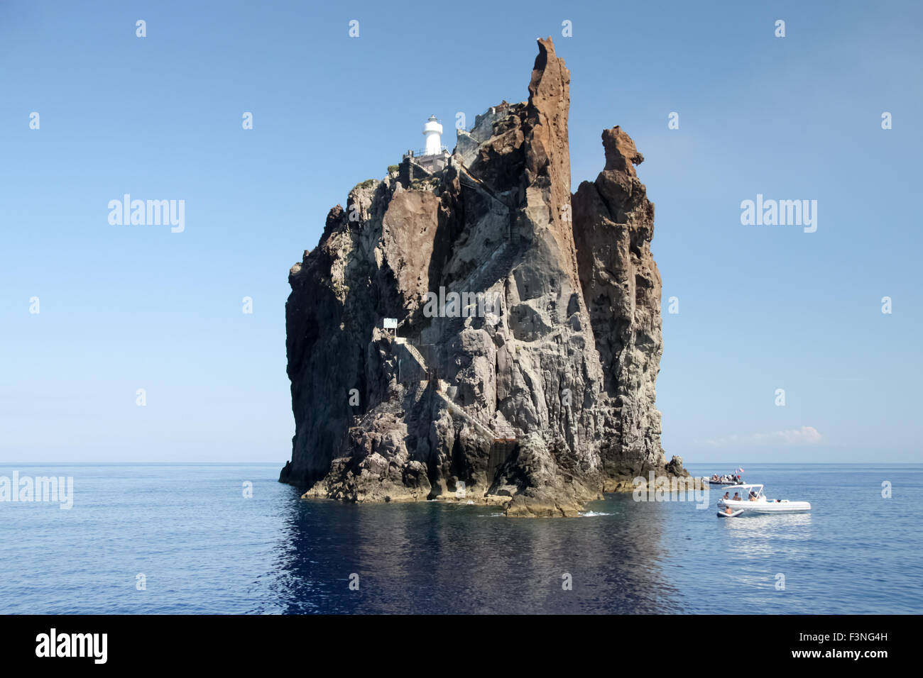 Cliff Strombolicchio Eoliennes Island - Sicile, Italie Banque D'Images