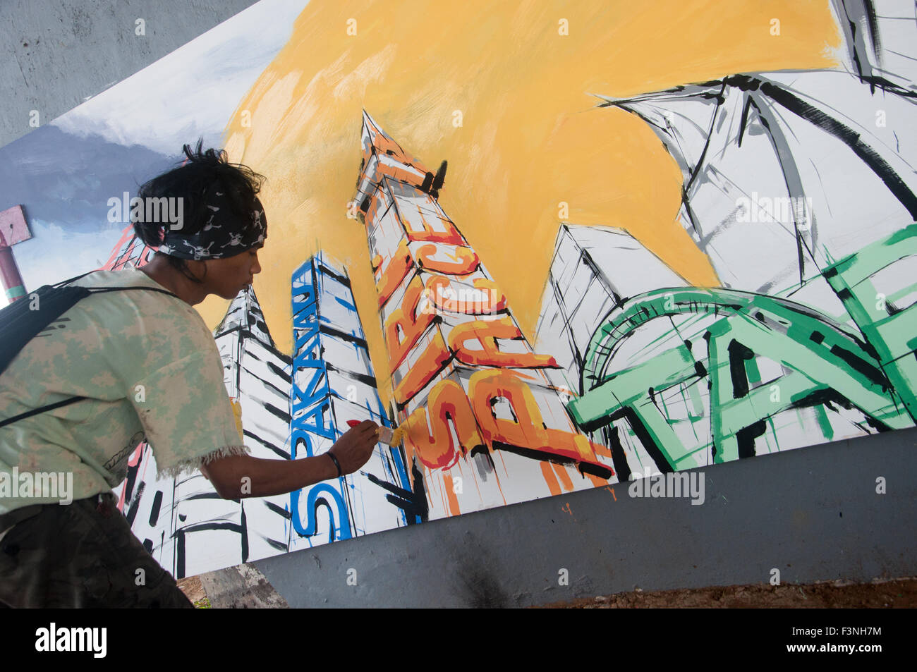 Les peintures des participants sur un tableau blanc à Makassar, Indonésie le 10 octobre 2015. Certains étudiants indonésiens se sont réunis sous la Makassar voler plus de participer la Peinture urbaine Architecture compétition organisé par le ministère de l'Association étudiante de l'Université Hasanuddin. Banque D'Images