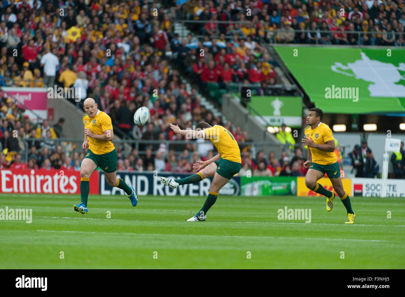 Le stade de Twickenham, London, UK. 10 octobre, 2015. Bernard Foley kick, Australie v Pays de Galles extérieure un match de la Coupe du Monde de Rugby 2015. Credit : sportsimages/Alamy Live News Banque D'Images