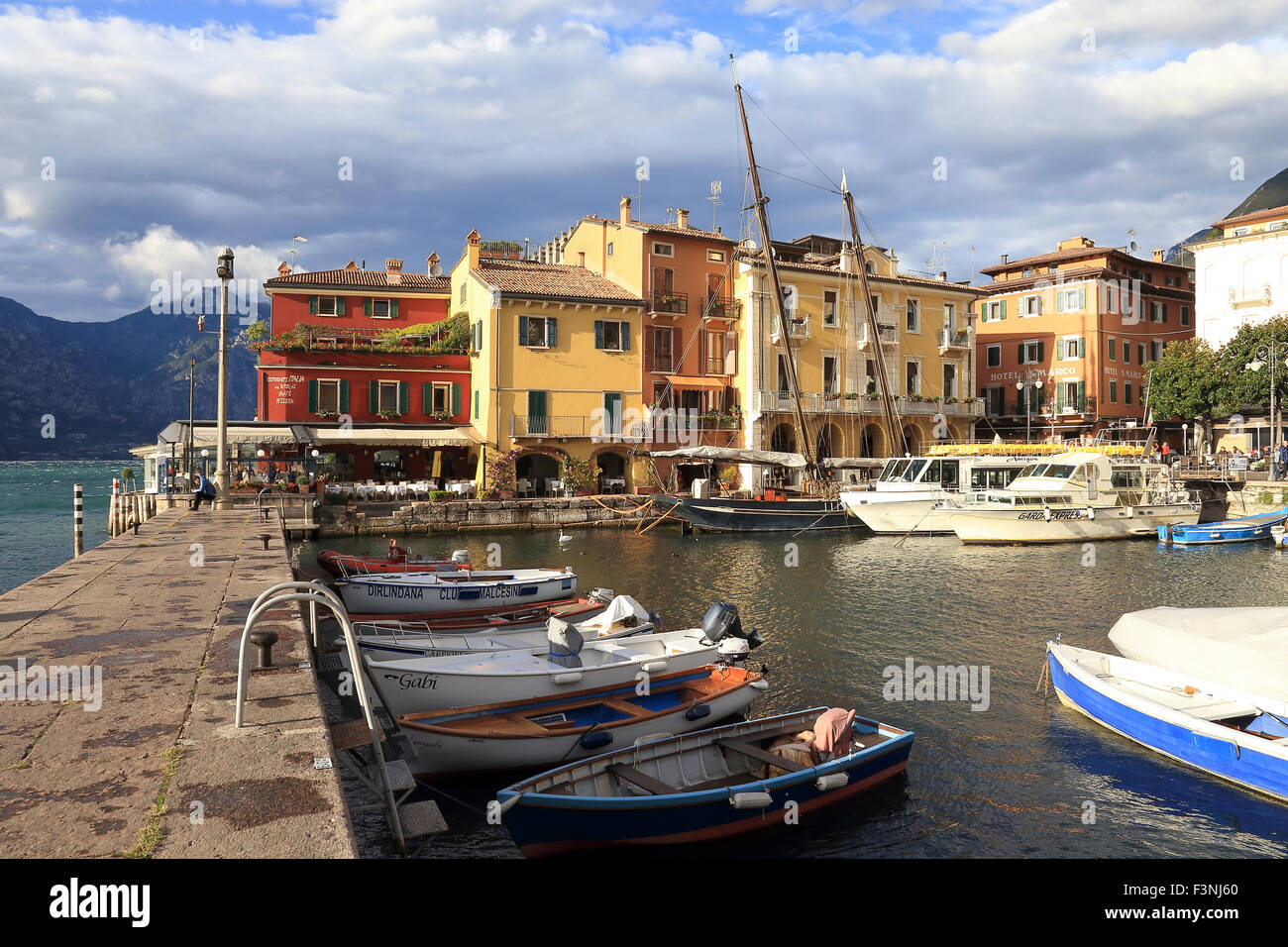 Malcesine harbor, Le Lac de Garde, Italie Banque D'Images