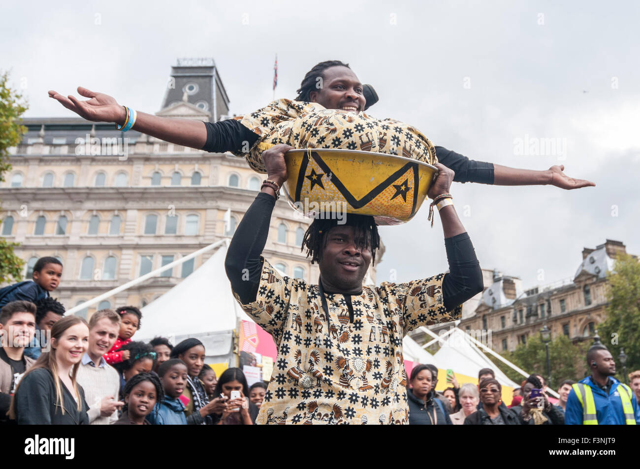 Londres, Royaume-Uni. 10 octobre 2015. Acrobates africains pour effectuer des milliers de personnes se sont rassemblées à Trafalgar Square pour "l'Afrique sur la Place', un festival de la culture africaine. L'événement est organisé par le maire de Londres pour le mois de l'histoire des Noirs 2015. Crédit : Stephen Chung / Alamy Live News Banque D'Images
