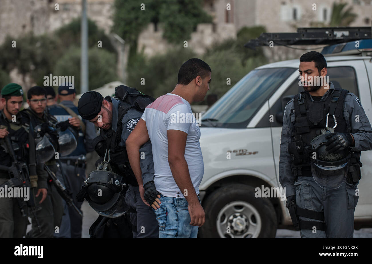 Jérusalem. 10 Oct, 2015. Un Palestinien est fouillée par un membre des forces de sécurité israéliennes sur le site d'une attaque de couteau près de la Porte de Damas dans la vieille ville de Jérusalem, le 10 octobre 2015. Trois policiers israéliens ont été blessés dans une attaque de couteau par un Palestinien à Jérusalem le samedi, la police israélienne a dit. L'attaque a eu lieu à la Porte de Damas, l'un de l'entrée de la vieille ville de Jérusalem, le porte-parole de la police israélienne Micky Rosenfeld a dit. Les forces israéliennes ont abattu l'attaquant palestinien, le porte-parole a ajouté. Crédit : Li Rui/Xinhua/Alamy Live News Banque D'Images