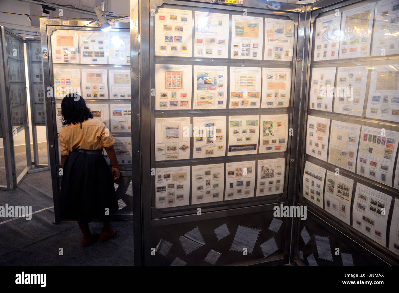 Kolkata, Inde. 10 Oct, 2015. Une fille regarde des timbres d'une autre partie du monde à l'exposition de timbres. © Saikat Paul/Pacific Press/Alamy Live News Banque D'Images