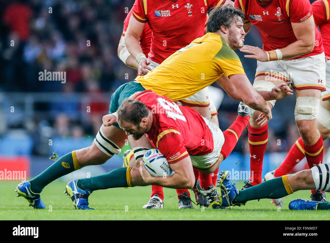 Le stade de Twickenham, London, UK. 10 Oct, 2015. Coupe du Monde de Rugby. L'Australie v Pays de Galles. Jamie Roberts de galles est abordé par Kane Douglas de l'Australie. Score final : 15-6 Australie Pays de Galles. Credit : Action Plus Sport/Alamy Live News Banque D'Images Le stade de Twickenham, London, UK. 10 Oct, 2015. Coupe du Monde de Rugby. L'Australie v Pays de Galles. Jamie Roberts de galles est abordé par Kane Douglas de l'Australie. Score final : 15-6 Australie Pays de Galles. Credit : Action Plus Sport/Alamy Live News Banque D'Images