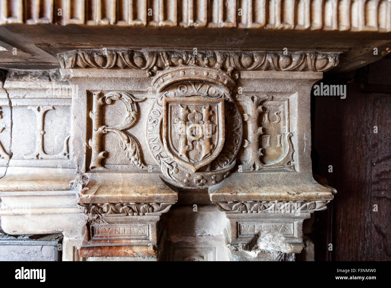 Détail de la cheminée en marbre dans le portier de Leicester avec les initiales de Robert Dudley (R & L pour Robert Leicester), Kenilworth Castle, Angleterre Banque D'Images