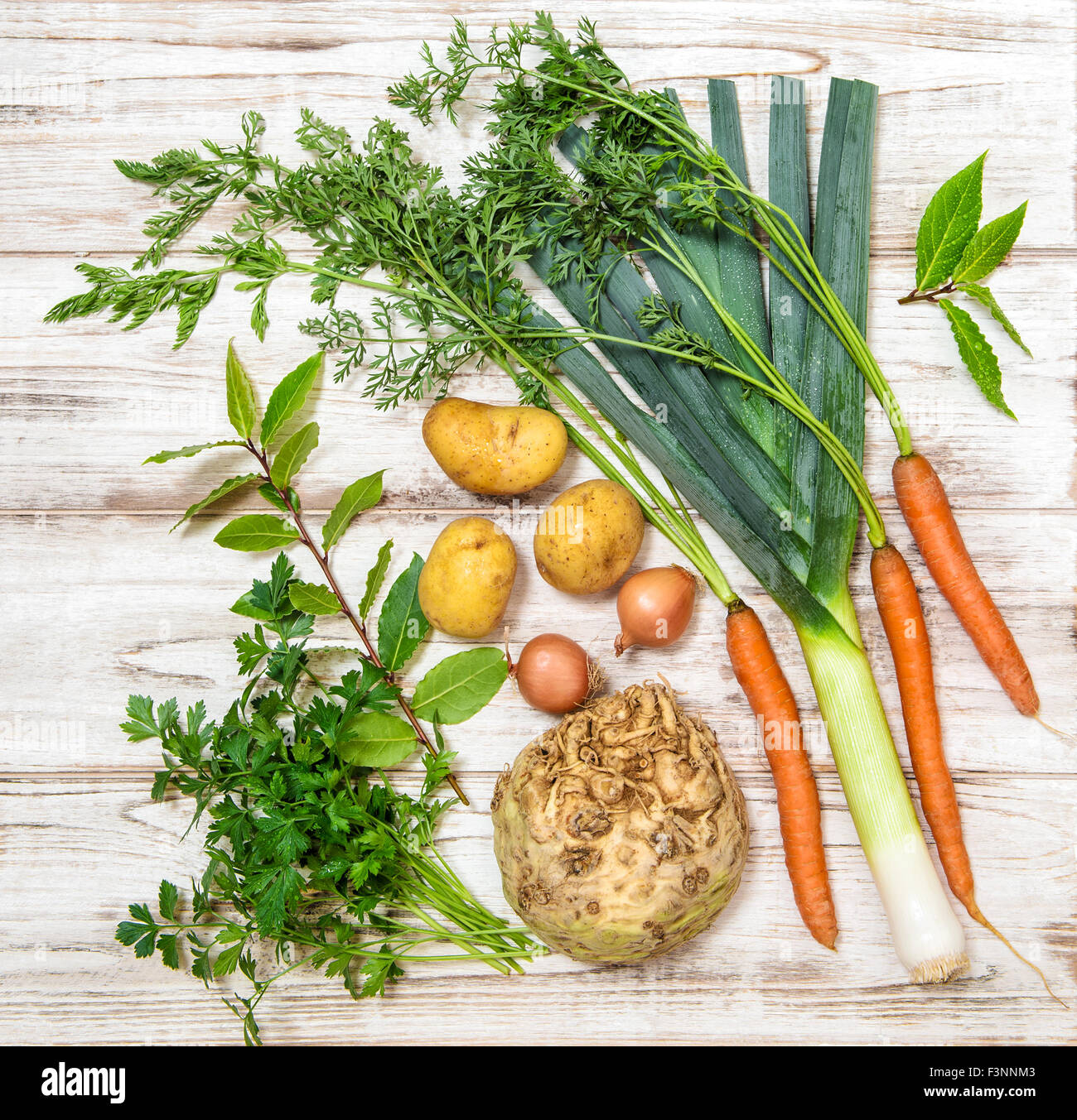 Les légumes frais biologiques. Poireau, carotte, oignon, persil, pommes de terre, céleri-rave, laurier feuilles. L'alimentation saine Banque D'Images