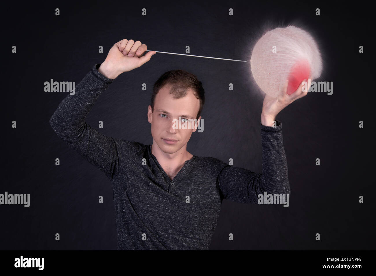 L'homme qui souffle dans un ballon d'eau Banque D'Images