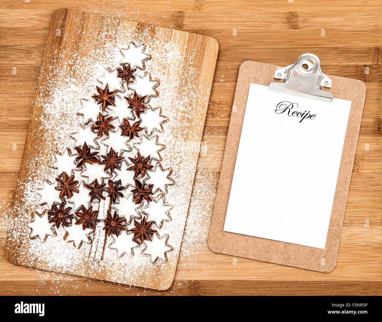 Cannelle Biscuit de Noël étoiles et d'affichage pour fiche sur fond de bois. Les cookies en forme d'arbre de Noël Banque D'Images