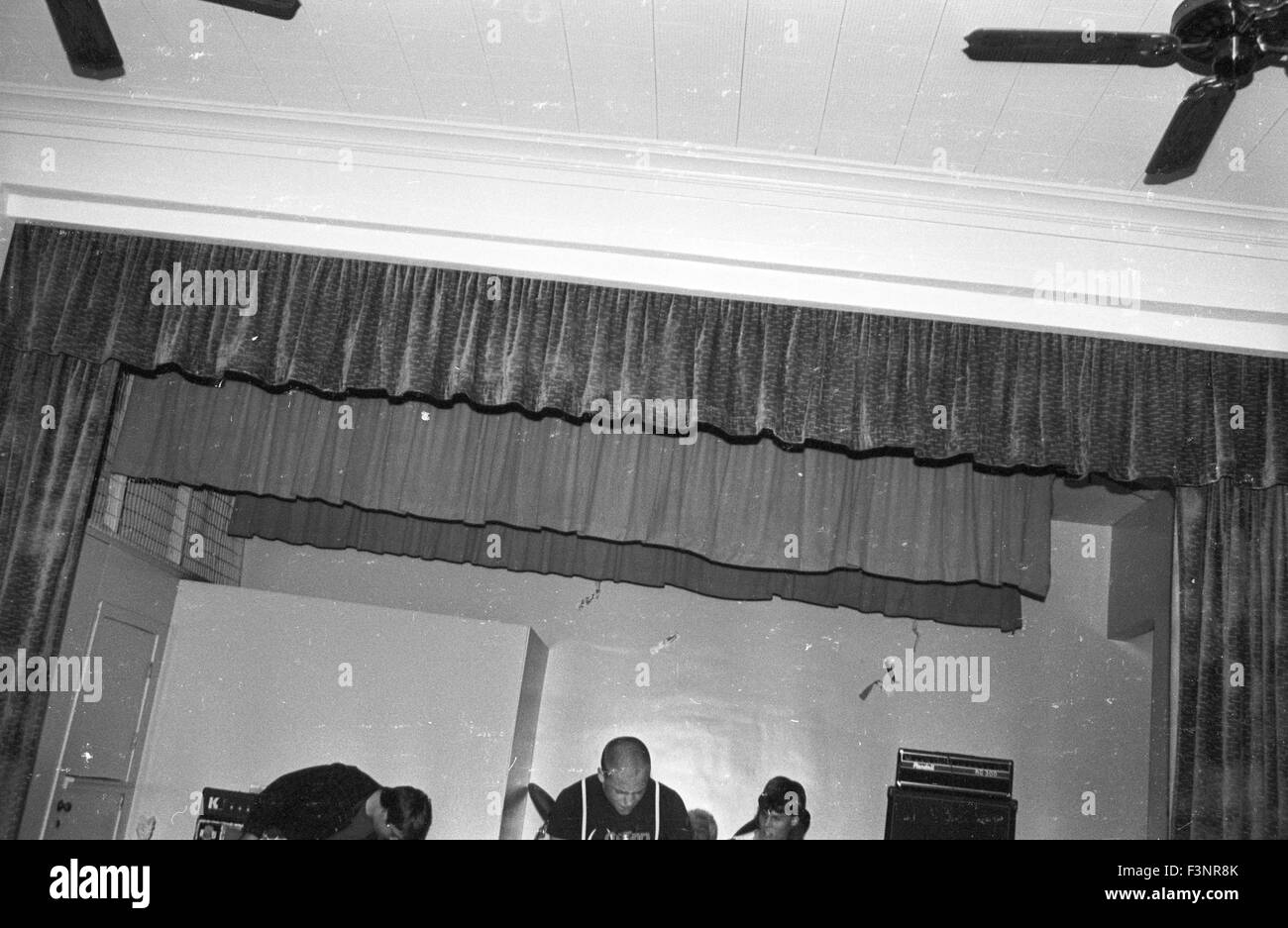 Plaid Retna, punk rock de Visalia, Californie, jouer au spectacle au V.F.W. à Porterville, en Californie au cours de l'automne 1987. Banque D'Images