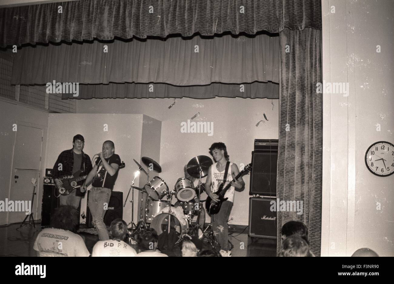 Plaid Retna, punk rock de Visalia, Californie, jouer au spectacle au V.F.W. à Porterville, en Californie au cours de l'automne 1987. Banque D'Images