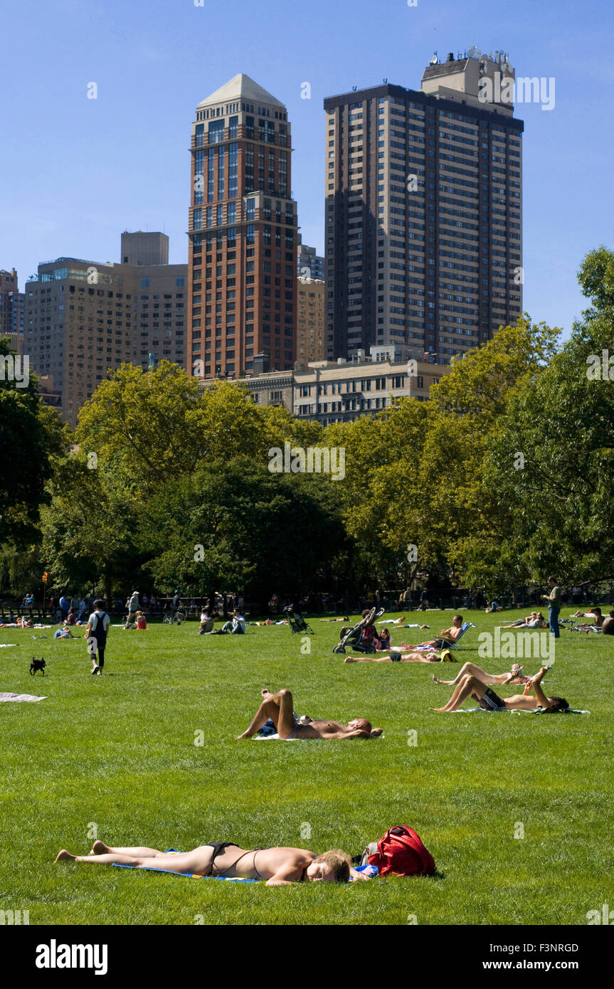 Central Park. Dans les environs de 65th Street se trouve une pelouse appelé Sheep Meadow dans laquelle des centaines de personnes se coucher dans le su Banque D'Images