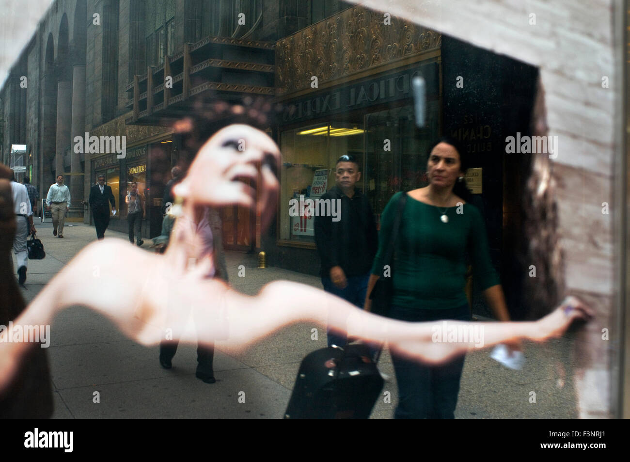 Réflexion d'un Frankfurt au Solomon R. Guggenheim Museum. Le Musée Guggenheim de New York est le premier musée créé par Banque D'Images