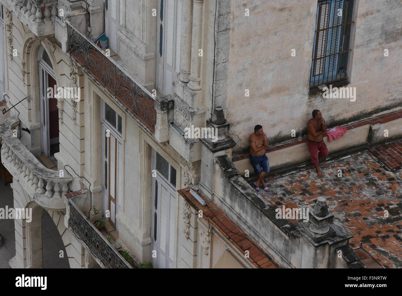 Deux constructros ayant une pause sur le haut d'une maison à La Havane Banque D'Images