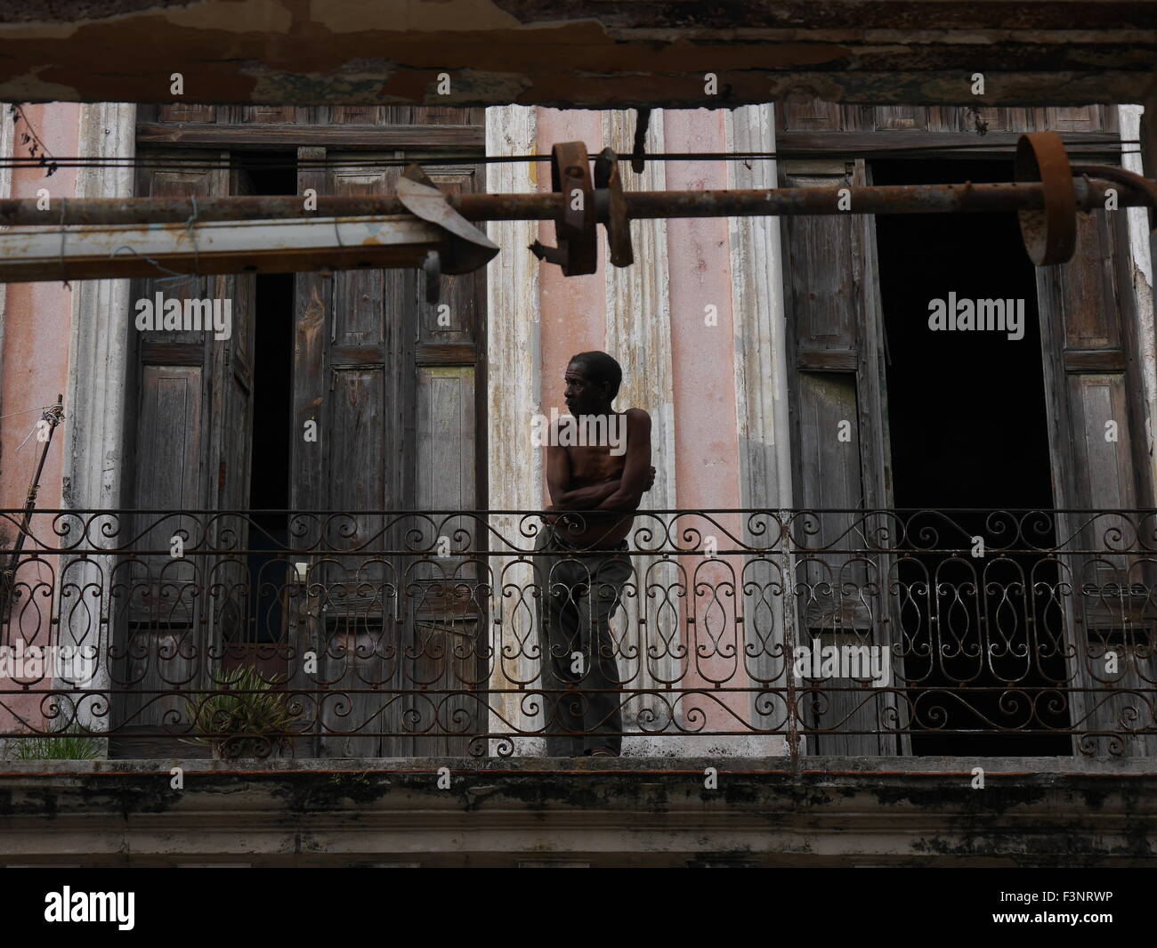 Donnant sur le balcon de l'homme dans la Habana Vieja Banque D'Images