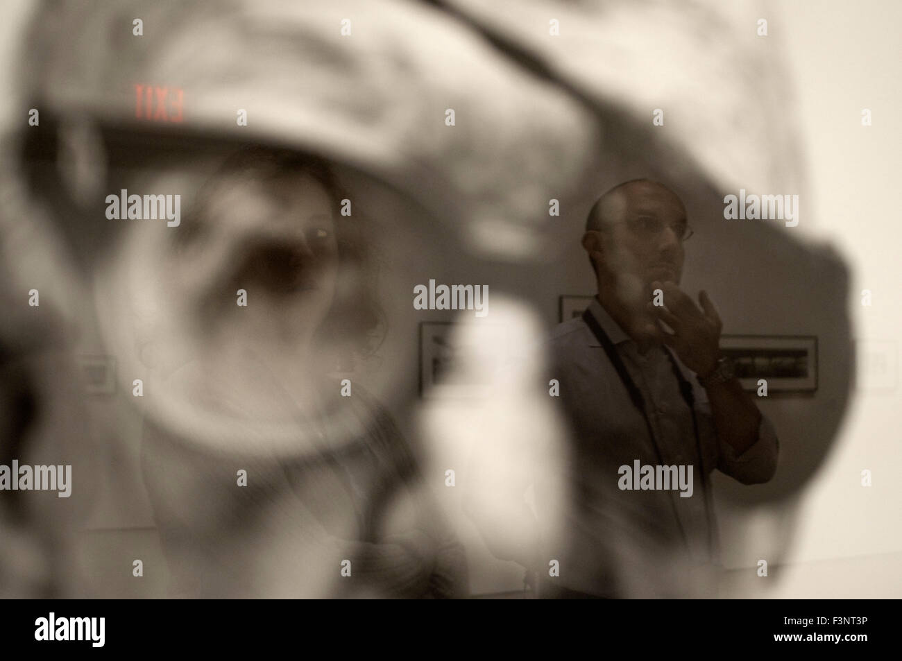 Réflexion sur l'une des photographies de Richard Avedon au Musée d'Art Moderne (MOMA). 11 West 53e Rue Téléphone 212-708-940 Banque D'Images