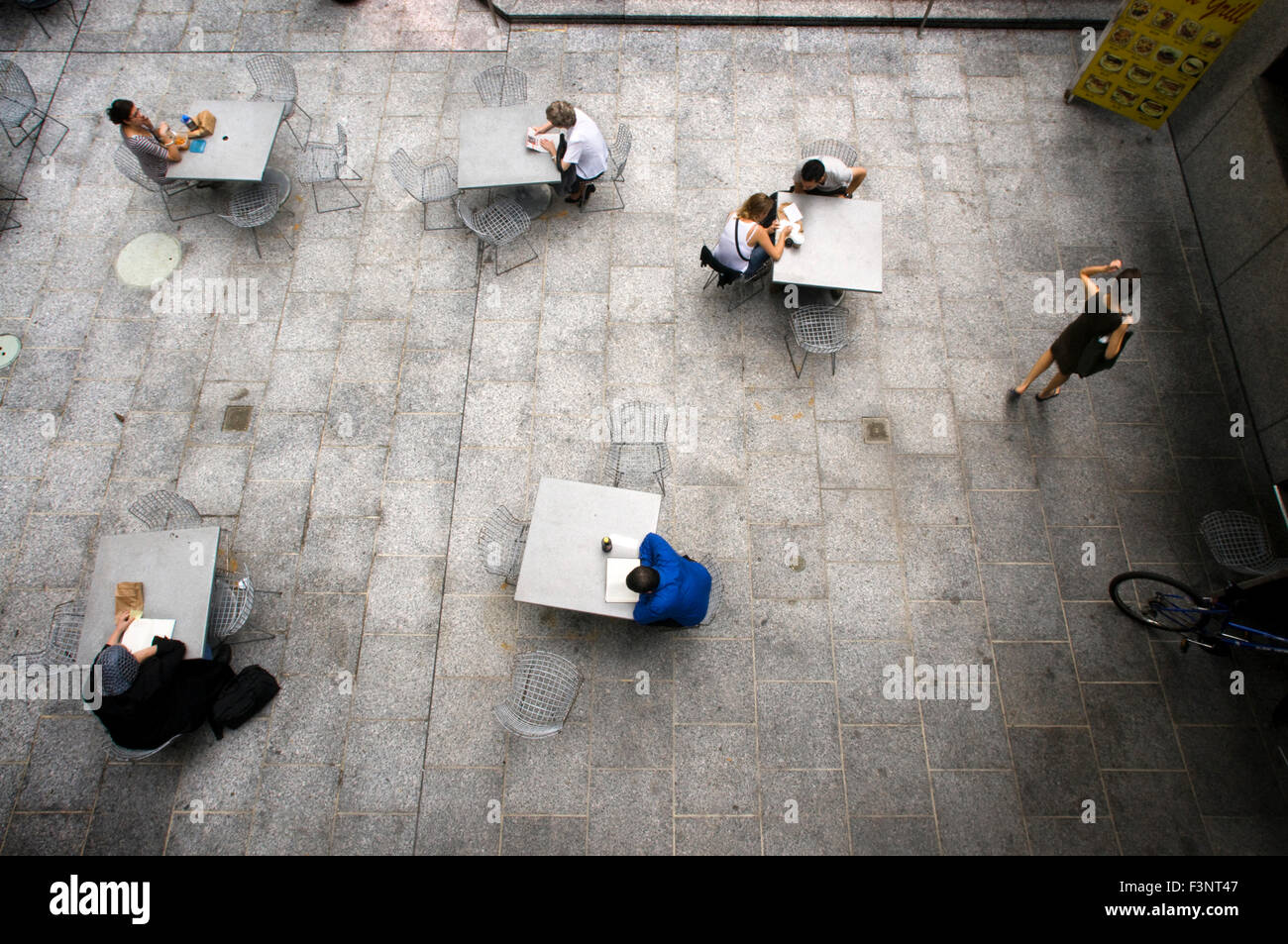 Dans le bas de l'édifice, catégorie gratte-ciel Citigroup Center (153 601 E 53e rue et Lexington Avenue) est un espace idéal pour caferías avec Banque D'Images