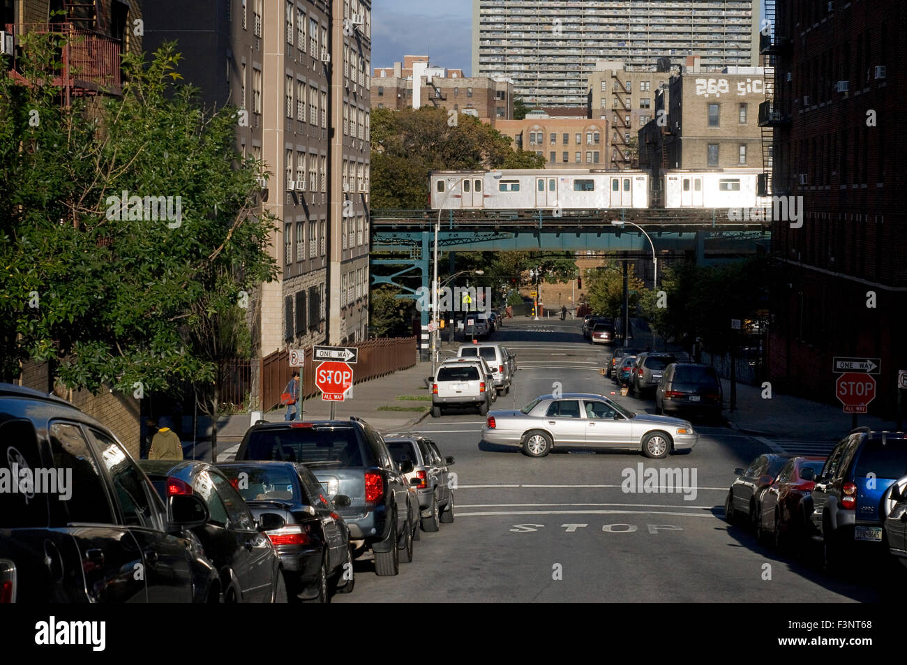Paysage typique du Bronx à la métro élevée dans l'arrière-plan. Il y a deux attractions principales du Bronx qui pourrait Banque D'Images