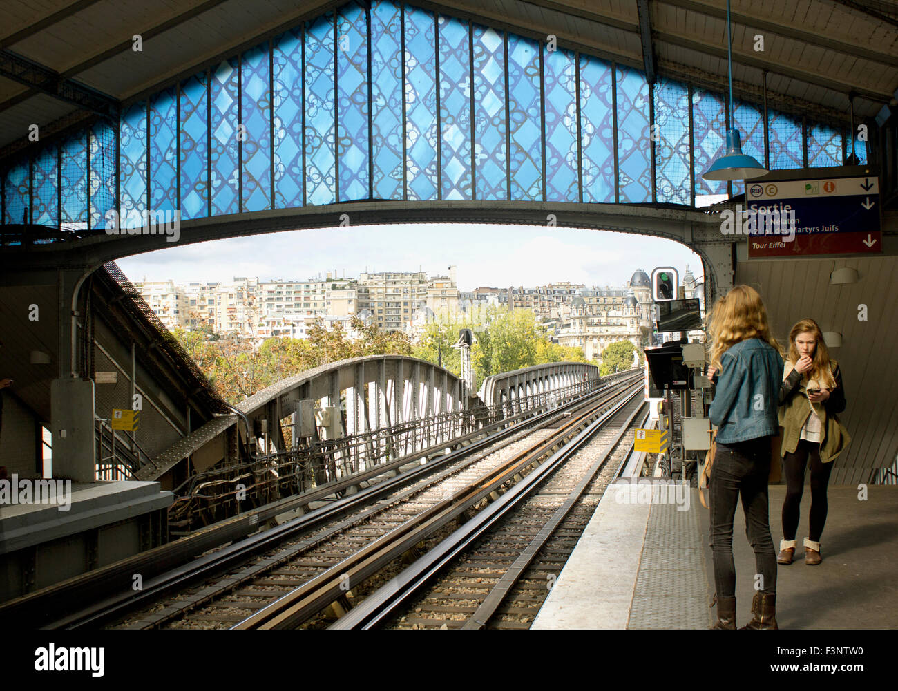 Metro de paris y torre eiffel Banque de photographies et d’images à ...