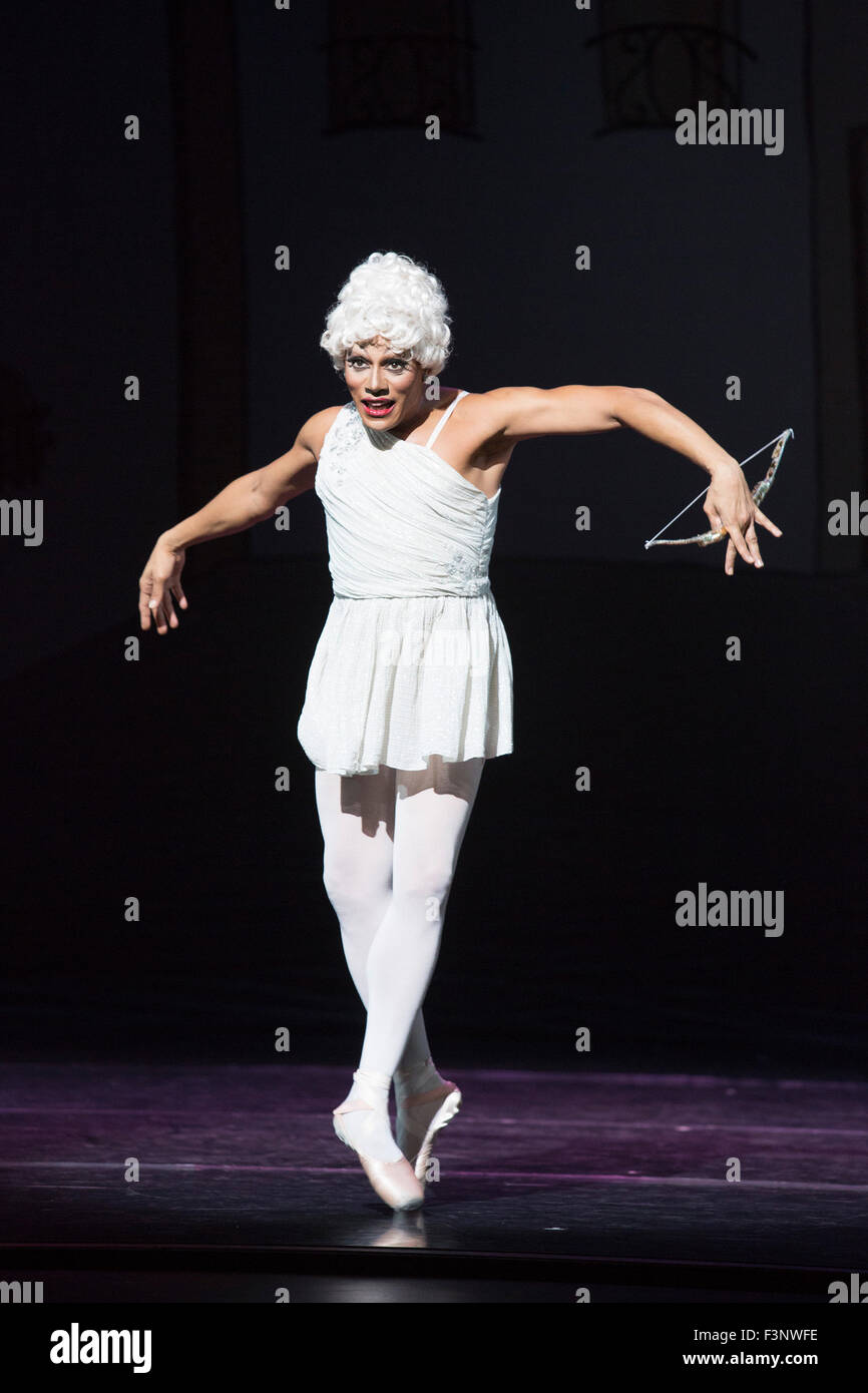 Olga (Supphozova Robert Carter) comme Amour. Les Ballets Trockadero de Monte Carlo (Les Trocks) effectuer l'UK premiere de Don Quichotte pendant un photocall au Peacock Theatre. Avec Yakaterian Verbosovich (Chase) Johnsey comme Kitri, Vyacheslav Legupski (Paolo Cervellera) comme le basilic, Olga (Supphozova Robert Carter) comme Amour, Lariska Dumbcheno (Raffaele Morra) comme Mère, Boris Nowitsky (Carlos Renedo) comme le comptage et Varvara (Bractchikova Giovanni Goffredo) et Eugenia (Repelskii Joshua Thake) comme les Gitans. Banque D'Images