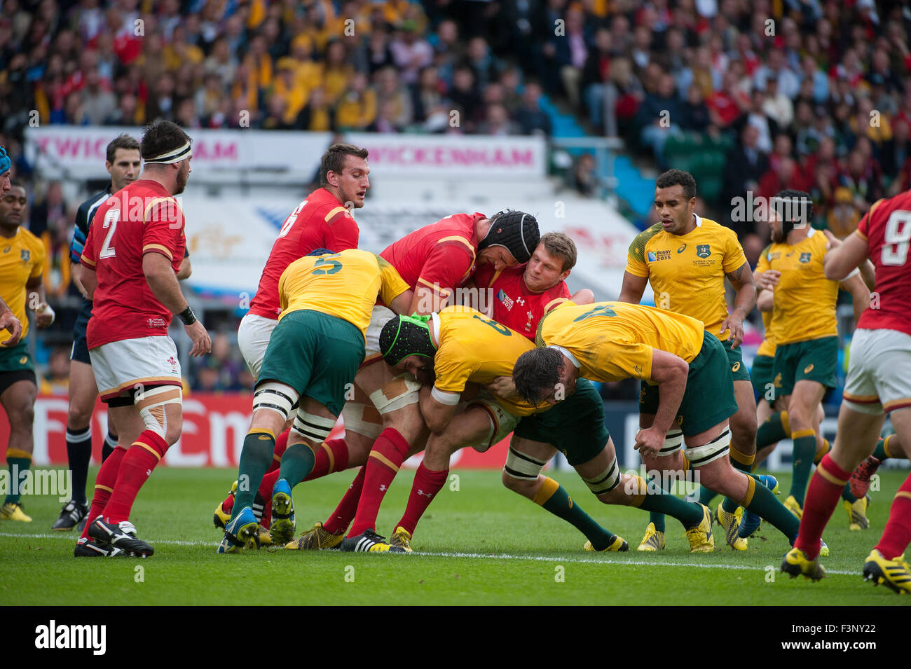 Le stade de Twickenham, London, UK. 10 octobre, 2015. Dean Mumm (5) ; Scott Fardy (6) et Douglas Kane (4) attaquent le Welsh ball, Australie v Pays de Galles dans la piscine d'un match de la Coupe du Monde de Rugby 2015, score final 15 Australie - Pays de Galles 6. Credit : sportsimages/Alamy Live News Banque D'Images Le stade de Twickenham, London, UK. 10 octobre, 2015. Dean Mumm (5) ; Scott Fardy (6) et Douglas Kane (4) attaquent le Welsh ball, Australie v Pays de Galles dans la piscine d'un match de la Coupe du Monde de Rugby 2015, score final 15 Australie - Pays de Galles 6. Credit : sportsimages/Alamy Live News Banque D'Images
