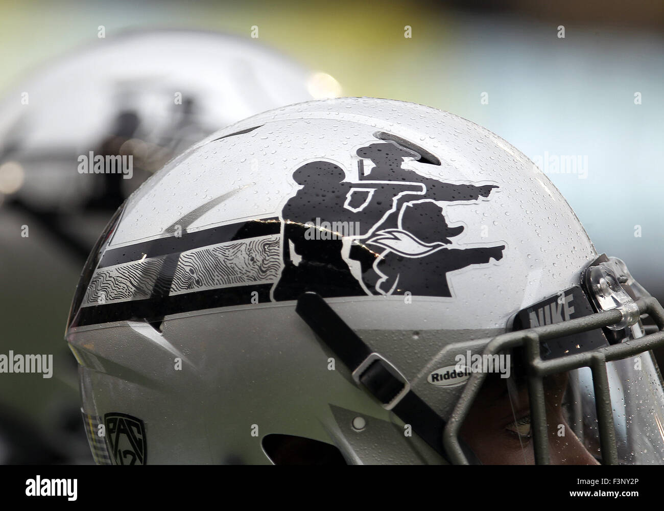 Autzen Stadium, Eugene, OR, USA. 10 Oct, 2015. L'Oregon Ducks sport nouveaux casques de football de la NCAA football match entre les canards et la Washington State Cougars à Autzen Stadium, Eugene, OR. Larry C. Lawson/CSM/Alamy Live News Banque D'Images