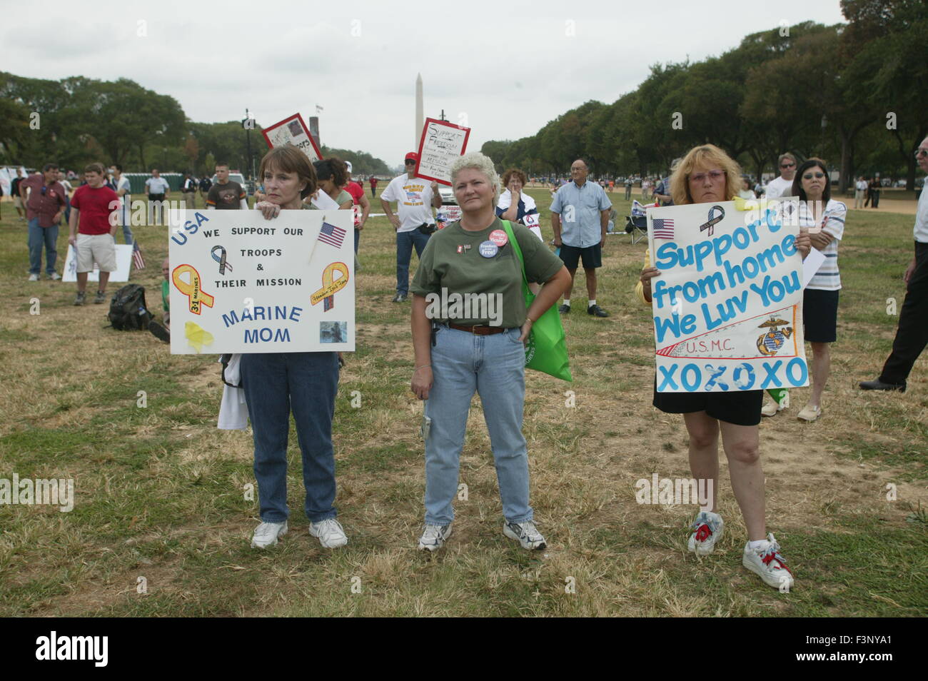 Soutenir les familles des militaires partisans tenir un rassemblement sur le National Mall à Washington D.C. signer se lit, "soutien à domicile, nous Luv Vous.' et 'Marine maman.' Banque D'Images