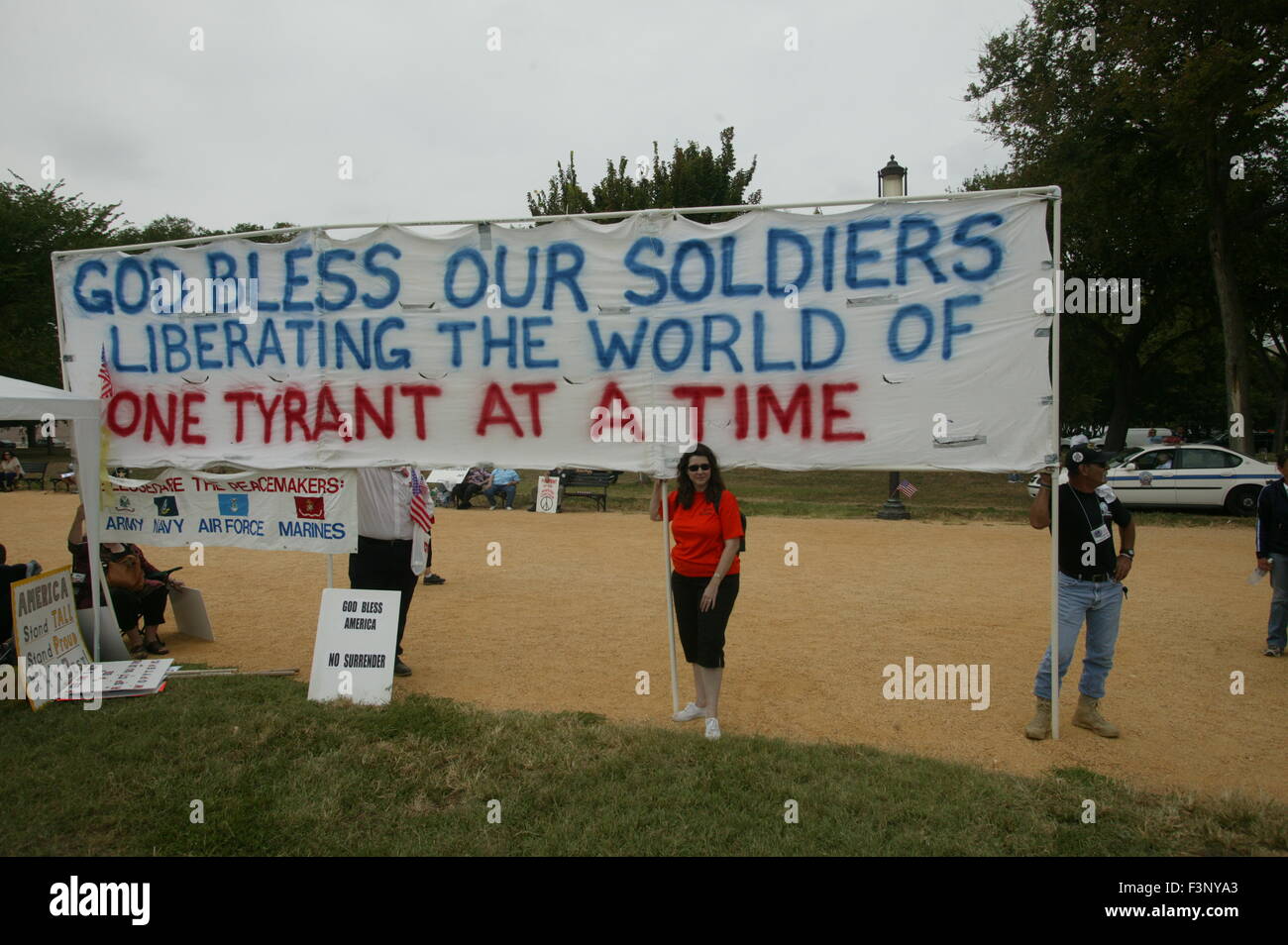 Soutenir les familles des militaires partisans tenir un rassemblement sur le National Mall à Washington D.C. sign lit que "Dieu bénisse nos soldats libérer le monde d'un tyran à la fois.' Banque D'Images