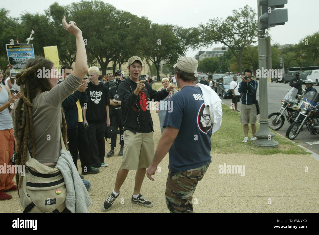 Les militants de la guerre contre l'Irak une guerre mondiale ils ont accusé de cracher sur un activiste anti-guerre à soutenir les familles des militaires à proximité d'un rallye sur le National Mall. Les manifestants se rassemblent dans la guerre à Washington pour protester contre George Bush et la guerre en Irak Banque D'Images