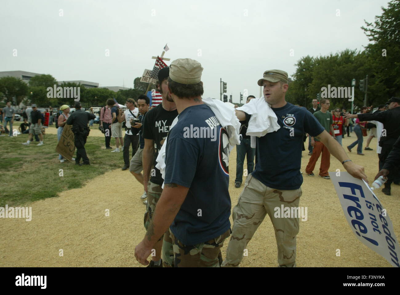 Les militants de la guerre contre l'Irak une guerre mondiale ils ont accusé de cracher sur un activiste anti-guerre à soutenir les familles des militaires à proximité d'un rallye sur le National Mall. Les manifestants se rassemblent dans la guerre à Washington pour protester contre George Bush et la guerre en Irak Banque D'Images