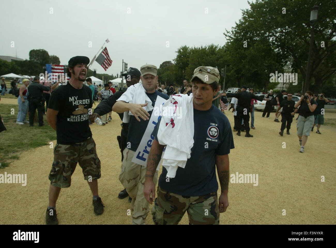 Les militants de la guerre contre l'Irak une guerre mondiale ils ont accusé de cracher sur un activiste anti-guerre à soutenir les familles des militaires à proximité d'un rallye sur le National Mall. Les manifestants se rassemblent dans la guerre à Washington pour protester contre George Bush et la guerre en Irak Banque D'Images